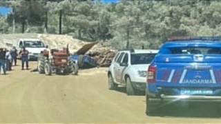 Devrilen odun yüklü traktör, karı kocayı ayırdı
