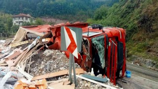 Devrilen tır alevlere teslim oldu, vatandaşlar kovalarla su taşıdı