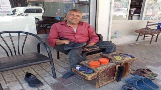 Dilenmiyor 14 yıldır ayakkabı boyuyor
