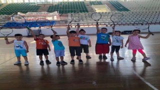 Dinarda ücretsiz tekvando ve tenis eğitimleri devam ediyor