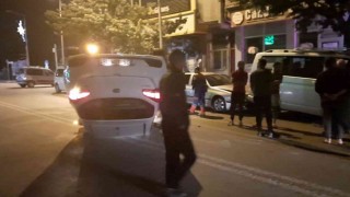 Direksiyon hâkimiyetini kaybetti sokak ortasında araçla takla attı