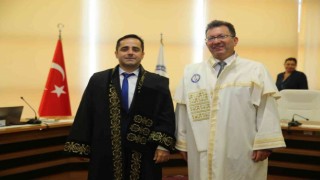 Doçentlik unvanı alan öğretim üyesi Sökmen cübbesini giydi