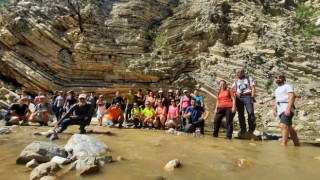 Doğa tutkunları 8 kilometrelik kanyon yürüyüşünde doyasıya eğlendi