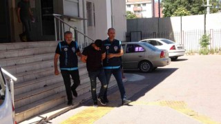 Dolandırdığı parayla aldığı arabaya binemeden yakalandı
