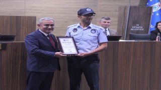 Domaniçten Dumlupınara koşan zabıta memuruna bir ödül de Başkan Işıktan