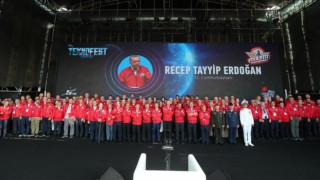 DPÜ Karanda İHA Takımı ödülünü Cumhurbaşkanı Erdoğandan aldı