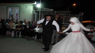 Düğün salonu kiralayamayınca muhtarlık bahçesinde evlendiler