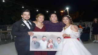 Düğünde damat ve gelini duygulandıran hediye