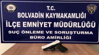 Düğünde havaya ateş açarken mahalle ve çarşı bekçilerine yakalandı
