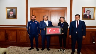 Dünya Kadınlar Boks Şampiyonu sporcuya Vali Şahinden hediye