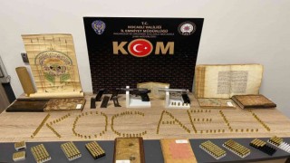 Durdurulan araçta 10 adet tarihi eser niteliğinde kitap bulundu