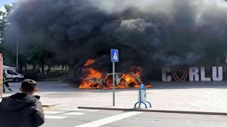 Bunalım geçiren vatandaş, kullandığı otomobili yüzlerce kişi önüne benzin döküp yaktı