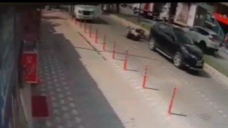 Edremitte motosiklet, aniden açılan aracın kapısına çarptı