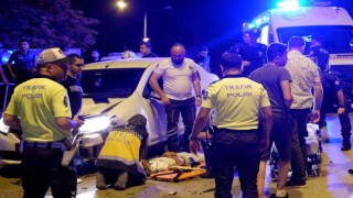 Ehliyetsiz sürücü ﻿uygulamadan kaçarken ters yöne girip kaza yaptı: 2 yaralı