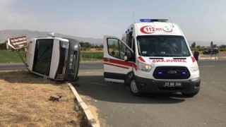 Elazığda minibüs ile hafif ticari araç çarpıştı: 3 yaralı