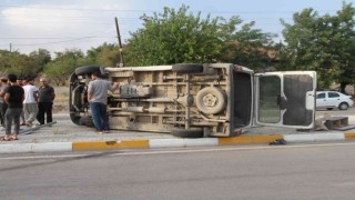 Elazığda minibüs ile otomobil çarpıştı: 8 yaralı