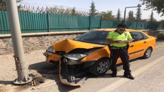 Elazığda otomobil direğe çarptı: 1 yaralı