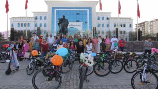 Elazığda Süslü Kadınlar Otomobilsiz Kentler Günü için pedal çevirdi