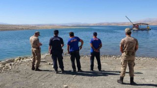 Elazığda tekne battı: Tekneyle birlikte suda kaybolan şahsı arama çalışmaları sürüyor