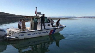 Elazığda tekneyle birlikte suda kaybolan şahsı arama çalışmaları sürüyor