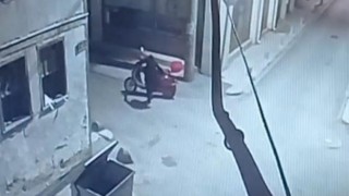 Elektrikli motosikletin çalınma anları güvenlik kamerasında