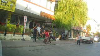 Eli sopalı kadın önüne gelen erkeği dövdü
