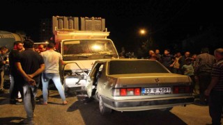 Elma yüklü kamyonet ile otomobil kafa kafaya çarpıştı: 2 yaralı