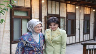 Emine Erdoğan, Özbek Köyü Müzesi ve Konigil Kağıt Fabrikasını ziyaret etti