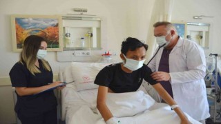 Endonezyalı gencin göğsünden 3 kilogramlık kitle çıkarıldı