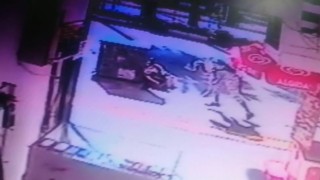 Engelli bandına ayağı takılan yaşlı turist yere düşerek yaralandı