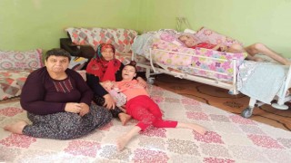 Engelli evlatlarına bebek gibi bakıyor