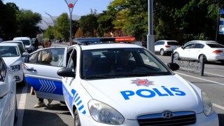 Erzincan polisi KPSSye geç kalmakta olan öğrenciyi 15 dakika kala sınava yetiştirdi