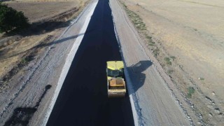 Erzincanda sonbaharın gelmesiyle sezonun son asfalt serim çalışmaları devam ediyor