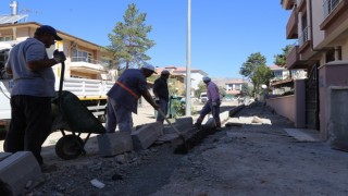 Erzincanda yol yapım ve onarım çalışmaları devam ediyor