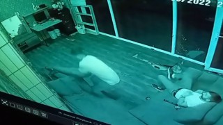 Esenyurtta köpeği ile şakalaşırken nereye kaçacağını şaşırdı