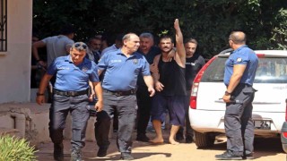 Eşi ve çocuklarını ekmek bıçağıyla rehin aldı, gözaltına alınınca Karakola götüre götüre evde bıçak kalmadı dedi