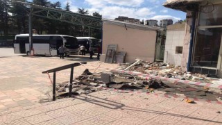 Eski otogarda günlerdir alınmayan moloz yığına vatandaşlar isyan etti
