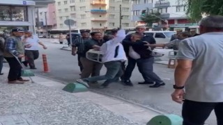 Eskişehirde sokak ortasında yaşanan kavga anları cep telefonu kamerasında