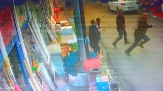 Esnafın deprem sırasında kaçma anı kamerada