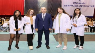 ESOGÜ Tıp Fakültesinin yeni öğrencileri beyaz önlüklerini giydi