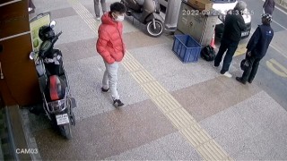 Etrafı gözleyen hırsız, riski ölçtükten sonra elektrikli bisikleti çaldı