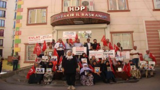 Evlat nöbetindeki aileler seslerini duyurdukça katılımlar devam ediyor