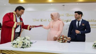 Evlilik okullarının ilk çifti dünya evine girdi