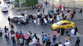 Fatihte kırmızı ışığa aldırmadan yolun karşısına geçen yayalar kamerada