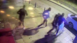 Fatihte kuyumcuyu soymaya kalkan şüphelilerin polisi görünce kaçtığı anlar kamerada