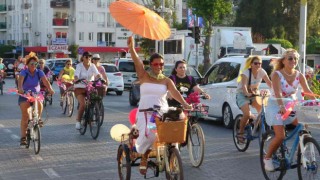 Fethiyede Süslü Kadınlar Bisiklet Turu renkli görüntülere sahne oldu
