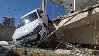 Fren yerine gaza bastı, önce dükkana girdi, sonra bahçeye düştü