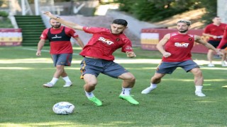 Galatasarayda yeni futbolcular ilk antrenmanına çıktı