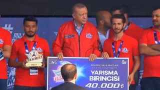 GAÜN öğrencileri ödüllerini Cumhurbaşkanı Erdoğandan aldı