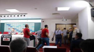 Gazeteciler Bayram Bektaşı protesto ederek salondan ayrıldı